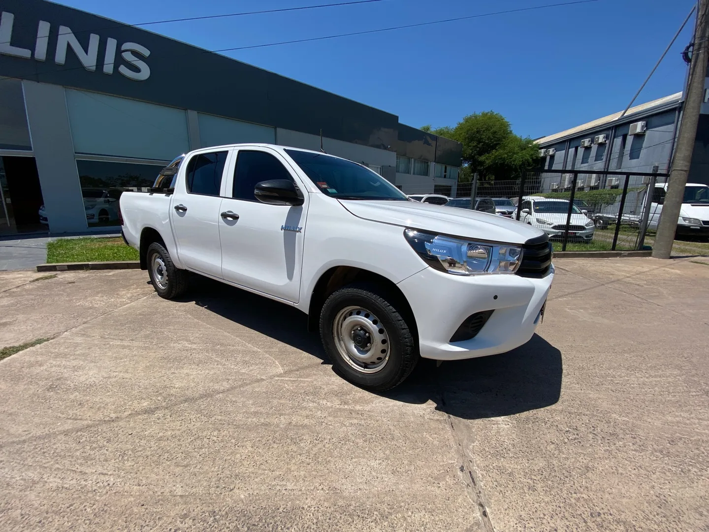 Toyota Hilux DX 4x2 M/T 4