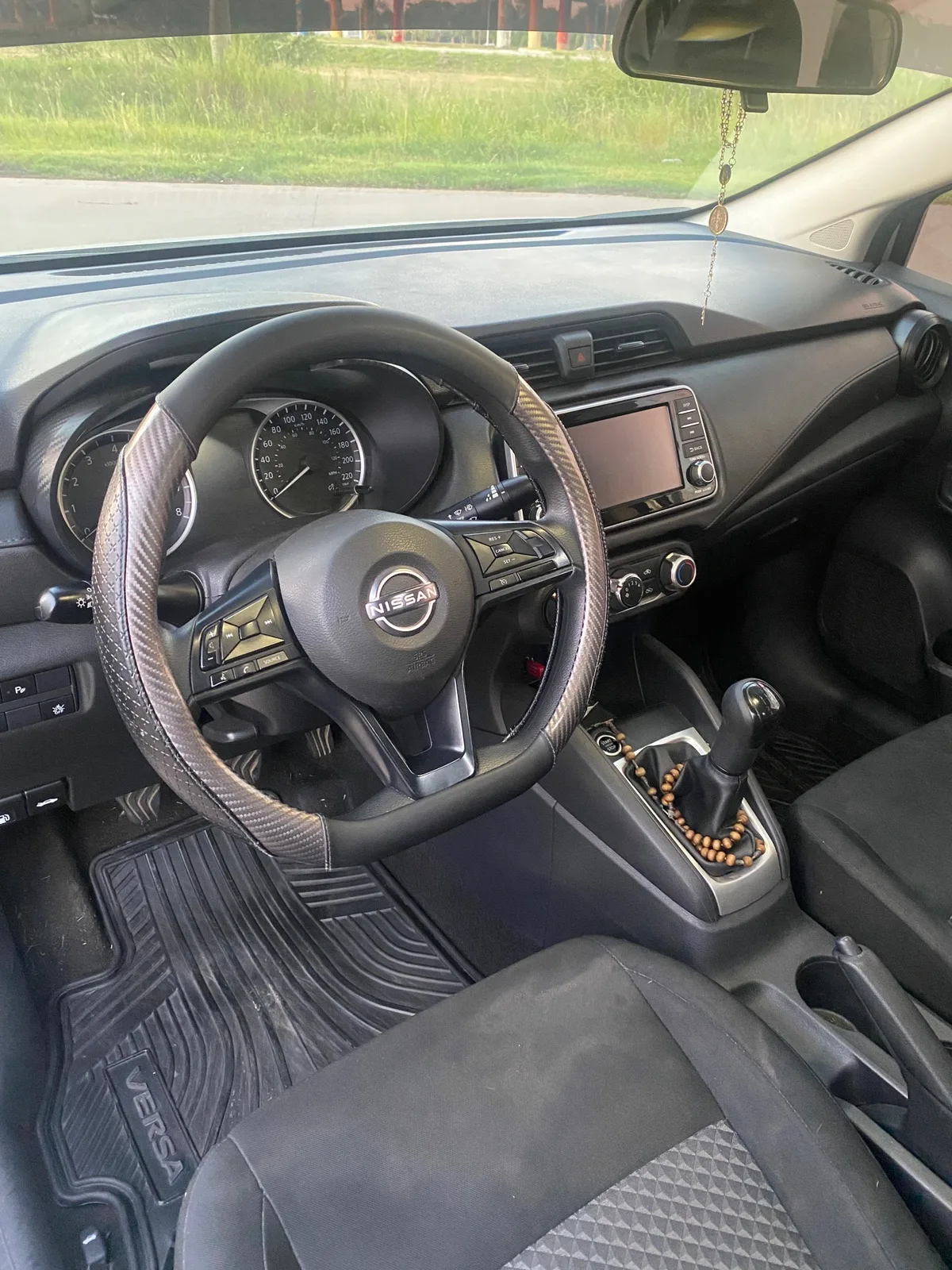 Nissan Versa 1.6 Sense MT 7